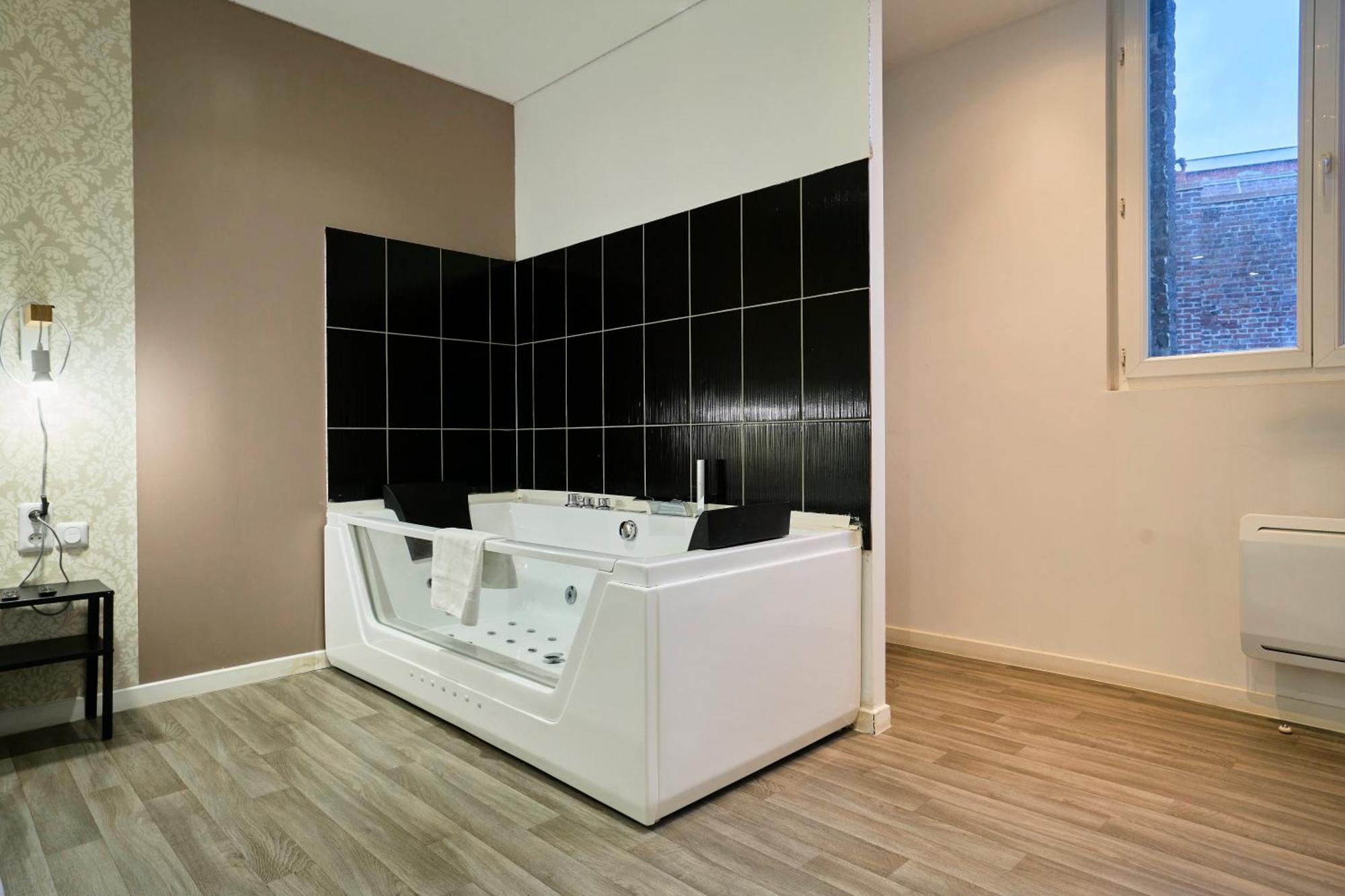Ng Suitehome - Lille I Roubaix Centre I Grand Place - Balneo - Netflix - Wifi Екстериор снимка